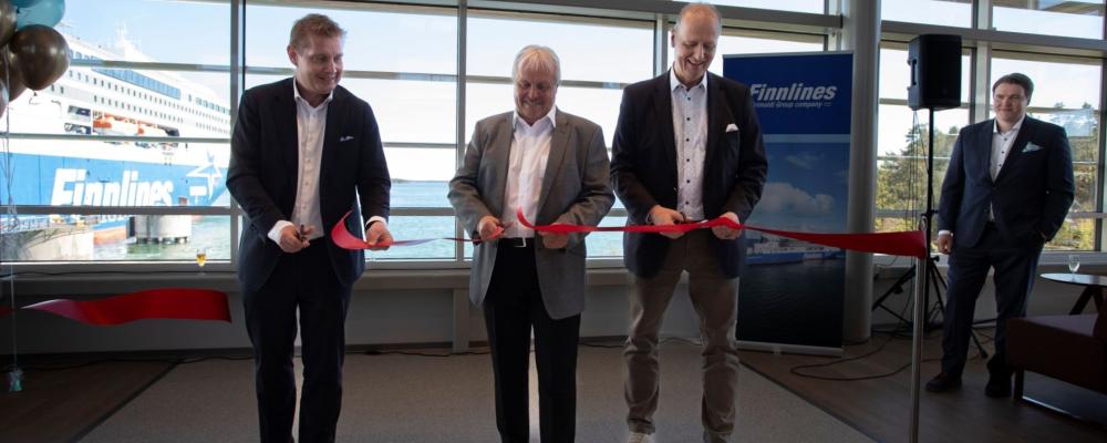 Bandet klipps. Från vänster; Thomas Doepel, Ronny Eriksson och Marco Palmu. Foto: Finnlines