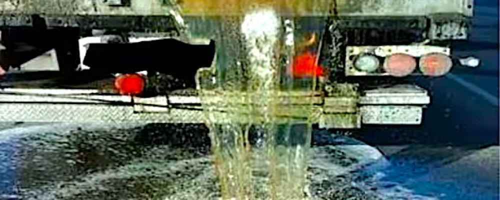 Vätska av slem, blod och smältvatten rinner från en lastbil med laxtransport på norska vägar. Foto: Statens vegvesen.