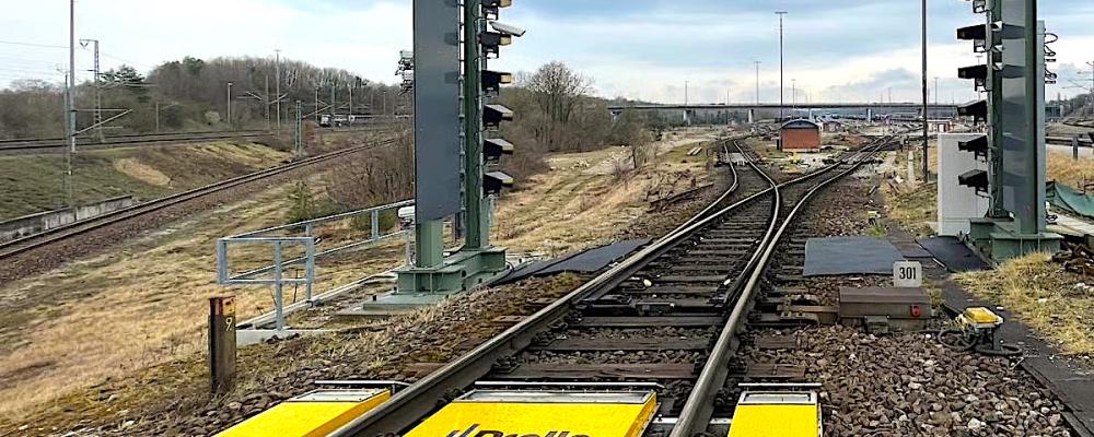 Installationen i München beskrivs som ett proof-of-concept inom DB Cargos bredare digitaliseringsarbete. Om tekniken visar sig fungera i praktiken kan den på sikt införas på fler rangerbangårdar, men några beslut om storskalig utrullning är ännu inte fattade. Foto: Deutsche Bahn AG