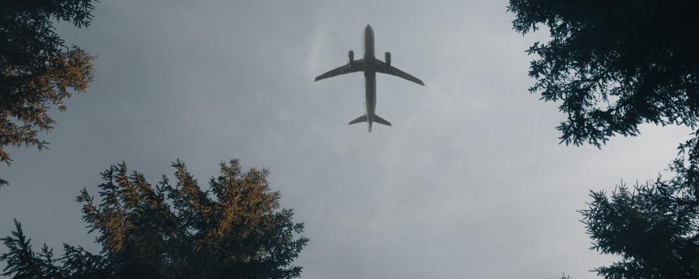 – Umeå har ett strategiskt läge som tillväxtmotor i norra Sverige med viktiga öst–västliga interregionala kopplingar, vilket bör beaktas i den nationella flygstrategin, säger Anders Ågren, kommunstyrelsens ordförande. Foto: adam neumann /unsplash