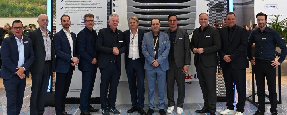 Representanter från AddSecure och Schmitz Cargobull firar sitt fördjupade partnerskap för att driva utvecklingen av uppkopplade transportlösningar i hela Europa. Foto: AddSecure