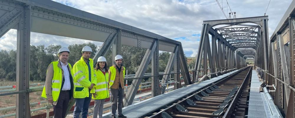 Adif planerar omfattande reparations- och underhållsarbeten på en metallbro mellan stationerna Espeluy och Mengíbar på den konventionella linjen Madrid–Jaén. Arbetet inleddes nyligen och de pågår till cirka maj året därpå. Brosträckan är cirka 250 meter lång och korsar Guadalquivir-floden mellan kilometrar 338/620 och 338/800. Arbetena involverar strukturell förbättring och byte av sliprar. När broarbetet är klart kommer nuvarande hastighetsbegränsning att tas bort, vilket väntas förbättra tågens punktlighet. Foto: Adif