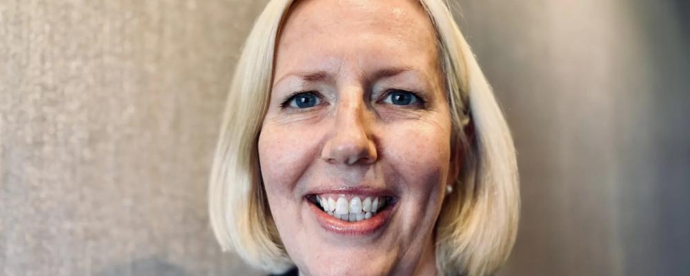 Agnete Johnsgaard-Lewis säger :
– Människor behöver ha förtroende för att om de väljer järnvägen så kommer de dit de behöver på ett bra och säkert sätt. Att resa med tåg är hållbart och jag ser fram emot att bidra till att fortsätta bygga förtroende för järnvägen, så att fler väljer tåget. Foto: Stine Strachan, Bane NOR
