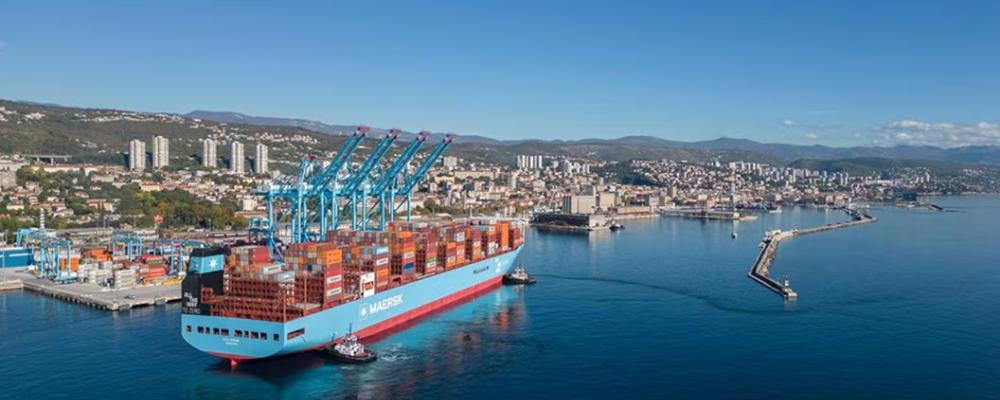 Maersk's containerfartyg vid Rijekas hamn. Sjöfarten genom Hormuzsundet är kraftigt begränsad efter nya säkerhetsincidenter i regionen. Foto: Maersk
