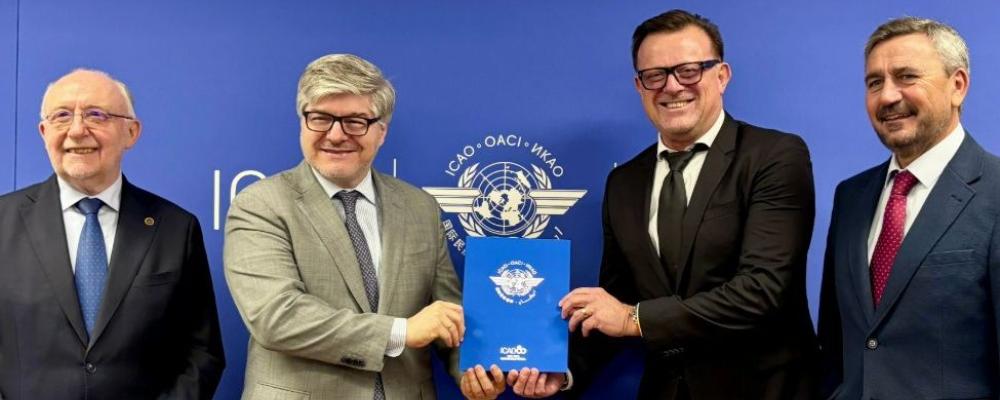 Juan Carlos Salazar, generalsekreterare för Internationella civila luftfartsorganisationen, och Rudy Daniello, vice verkställande direktör för AirOps på Amadeus, i samband med undertecknandet av avtalet. Foto: amadeus