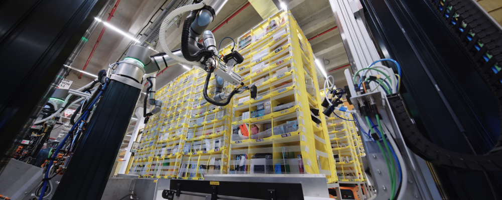 Amazons robotlösning Vulcan Pick plockar varor ur lagringsfack i bolagets fulfillment centers. Foto: Amazon