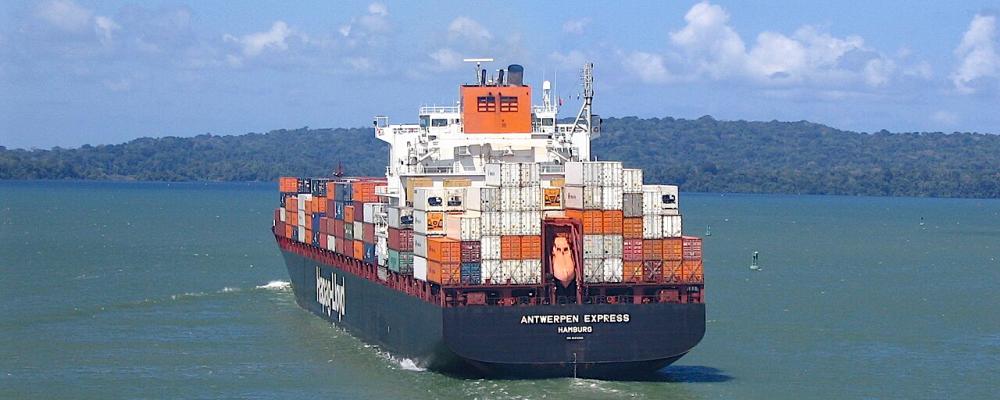 Containerfartyget Amsterdam Express på väg till nästa sluss. Låga vattennivåer i Gatúnsjön har tvingat Panamakanalen att minska antalet dagliga slussningar. Foto: Wikipedia Commons, Kredit: Jean-Philippe Boulet