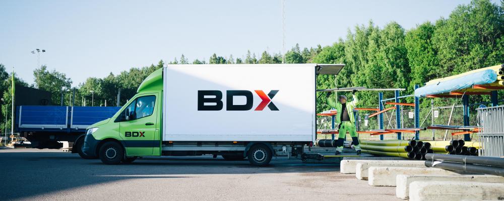 De fem tilltalade åtalas för sammanlagt fem fall av grova penningtvättsbrott, sex fall av grova bokföringsbrott, ett fall av grovt givande av muta, ett fall av grovt tagande av muta, ett fall av medhjälp till grovt tagande av muta samt ett fall av grov trolöshet mot huvudman. Pressbild: BDX