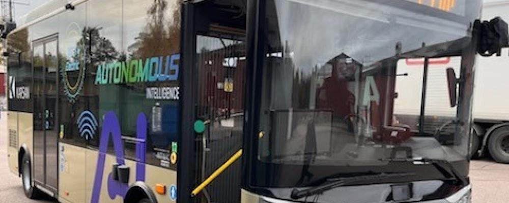 Bussen är eldriven och utrustad med lidar, sensorer, GPS och vinterdäck. En säkerhetschaufför finns alltid ombord för att övervaka körningen och vid behov ta över manuellt. Foto: Robin Andersson /Sälen Buss.
