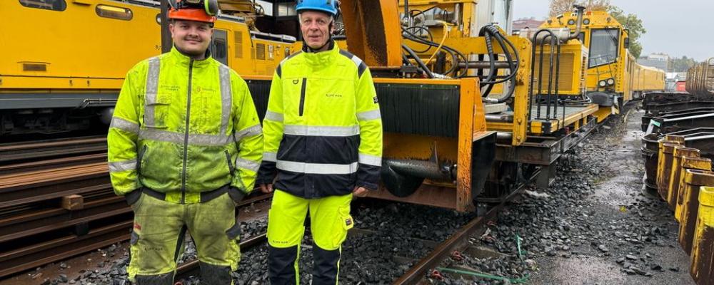 Vid Bane NORs Alnabru-terminal står tung snöröjningsutrustning och arbetslag redo att hantera vintern på järnvägen. Christian Iversen, arbetsplanerare vid Alnabru-terminalen och Tormod Bergerud, chef för operativt stöd i Stor-Oslo-regionen på Bane NOR.  FOTO: Harry Korslund, Bane NOR