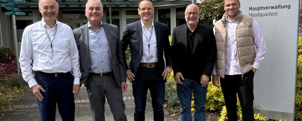 Parterna som undertecknade avtalet på BITO:s huvudkontor i tyska Meisenheim (från vänster): Peter Schmallegger (chef för global försäljning och marknadsföring, PDi Digital), Winfried Schmuck (CEO, BITO-Lagertechnik), Thomas Mayr (CEO, LNConsult), Michael Moosburger (CEO, PDi Digital & CoCEO, VusionGroup GmbH), Christian Mohr (produkt- och affärsutveckling, BITO-Lagertechnik). Foto: Bito
