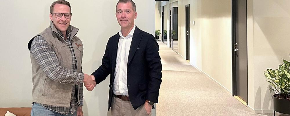 Emil Erlandsson, VD på Brännehylte Lagersystem (BLS) tillsammans med Mattias Larssen, VD på Weland Solutions skakar hand. Foto: Weland Solutions