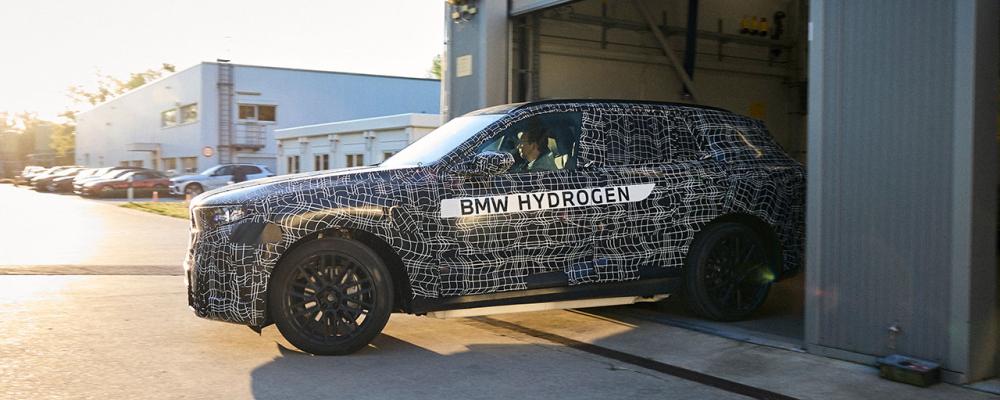 I dag är BMW den enda tyska biltillverkaren som fortfarande bedriver omfattande forskning och utveckling kring bränslecellsbilar. Tidigare satsningar från aktörer som Daimler, Stellantis och Honda har antingen lagts ned eller kraftigt reducerats. På marknaden finns i nuläget endast ett fåtal modeller att köpa, där Toyota Mirai är den mest etablerade. Hyundai Nexo väntas få en efterföljare under de kommande åren. Foto: BMW