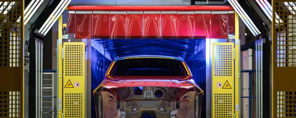 BMW planerar vätgasledning direkt till bilfabrik. Biljätten tecknar avtal om en två kilometer lång ledning som ska kopplas till Tysklands stora centrala vätgasnät. Ett steg som enligt bolaget gör fabriken till den första i världen med egen vätgasanslutning via pipeline. Bild: Torkanläggning vid BMW:s bilfabrik i Leipzig. Foto: BMW