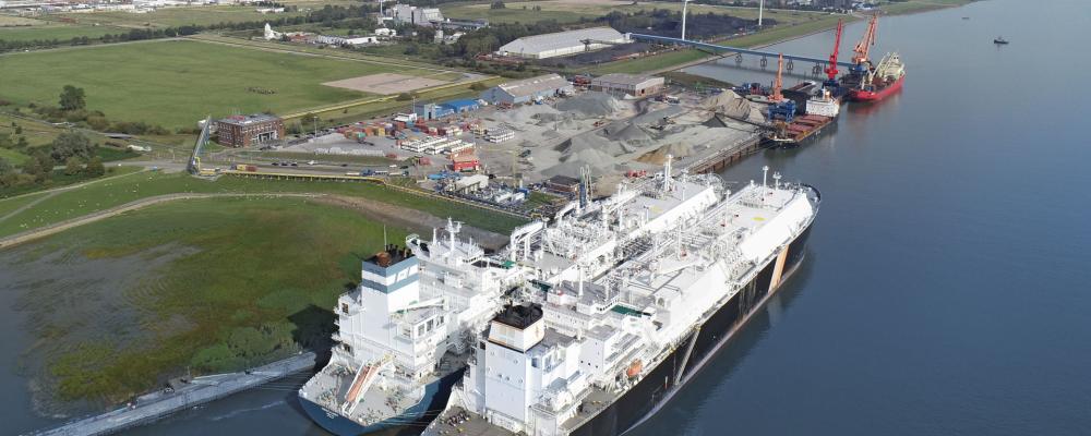LNG-terminaler spelar en avgörande roll för att förse företag, industrier och hushåll med naturgas. Brunsbüttel och Stade, två hamnar längs Elbe, har gemensamt valts ut som platser för europeiska LNG-terminaler. Foto: Hamburger Hafen (Port of Hamburg)