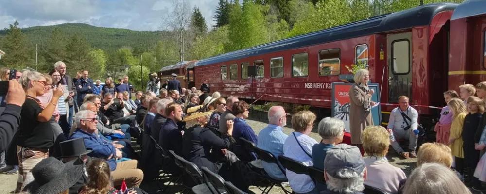Invigningståget drogs av dieselloket Di 3 616 från det norska järnvägsmuseet Norsk Jernbanemuseum och bestod av både personvagn och buffévagn. Foto: Business Portal Norwegen
