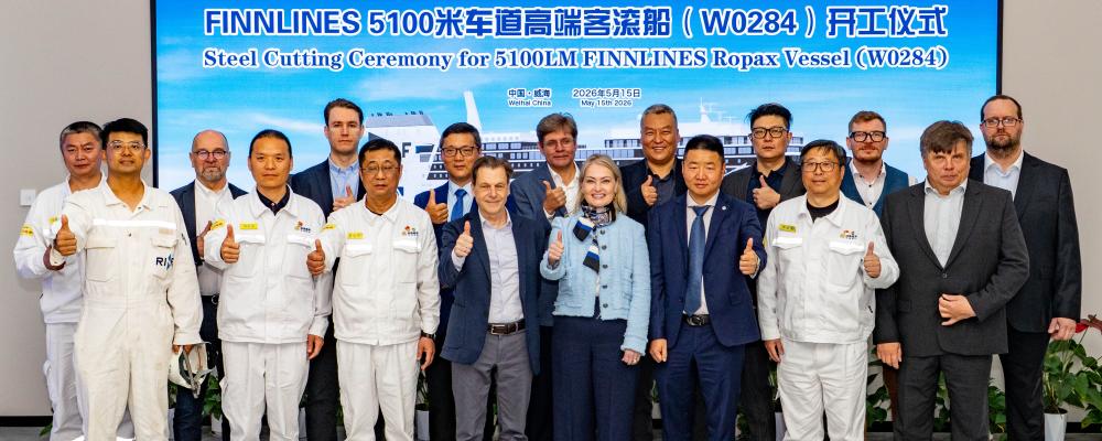 Representanter från Finnlines, ledningen och projektansvariga vid CMI Weihai Shipyard samt medlemmar från RINA:s kinesiska team samlades för att uppmärksamma stålskärningsceremonin för det första fartyget i Hansa Superstar-klassen. Foto: Finnlines