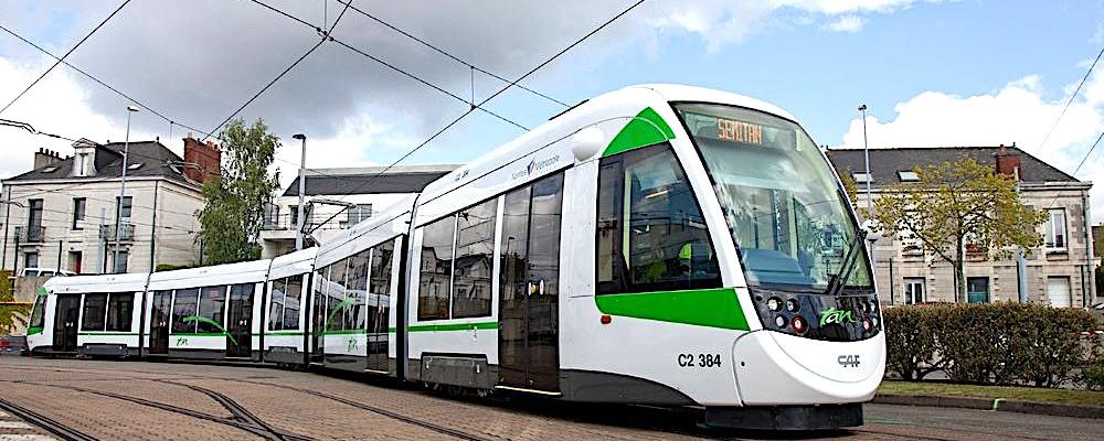 Bland annat blir det en helt luftledningsfri drift på den ungefär två kilometer långa sträckan mellan Tours centralstation och Choiseul-torget i den historiska stadskärnan. Denna lösning bevarar stadsbilden och minskar samtidigt infrastrukturkostnaderna. Foto: CAF