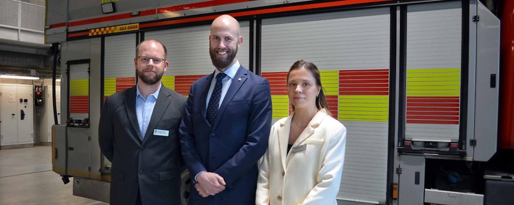 Beredskapssamordnarna Christian Isberg och Rebecka Larsson tillsammans med ministern för civilt försvar, Carl-Oskar Bohlin. Foto: Härryda kommun