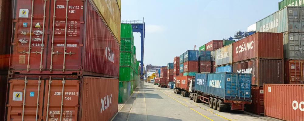 Andelen containerkapacitet som drivs utanför de stora rederialliansen minskar snabbt på rutten mellan Asien och Nordamerikas västkust. Foto: portcalls asia / unsplash