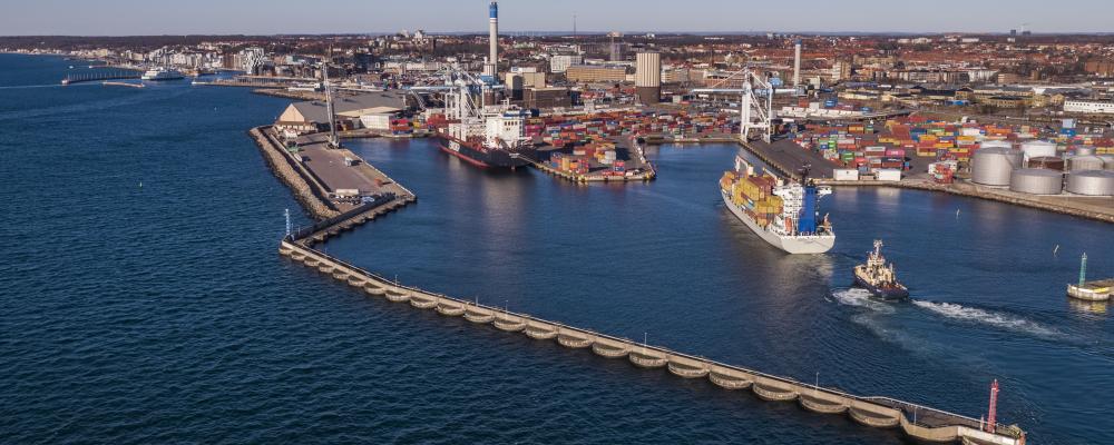 Containertrafiken fortsätter att öka i Helsingborgs Hamn under 2025. Här syns containerterminalen med pågående fartygshantering och vy mot staden. Foto: Helsingborgs Hamn