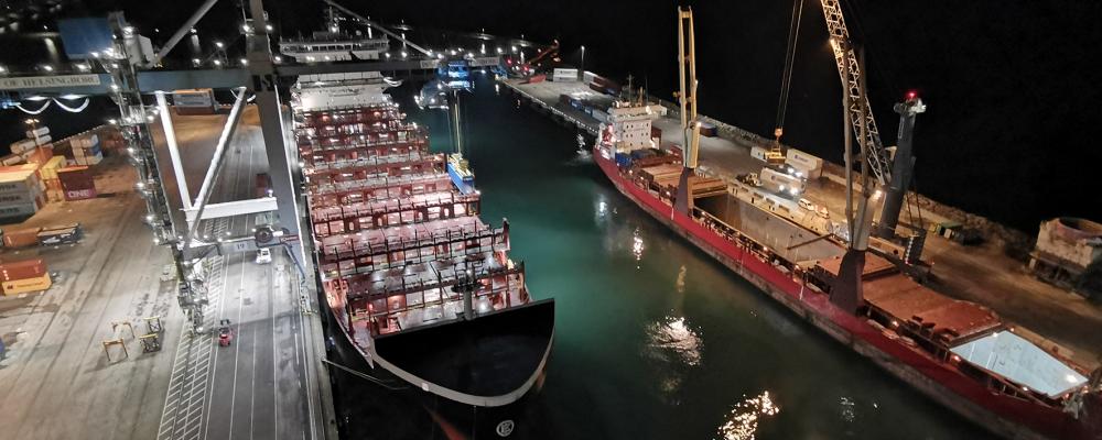 Dettifoss, ett av Eimskips containerfartyg under kran 19 i Västhamnen i Helsingborg. När hamnens nya landströmsanläggning tas i drift kan fartyg som detta försörjas med el direkt från land under sin kajvistelse. Foto: Actemium