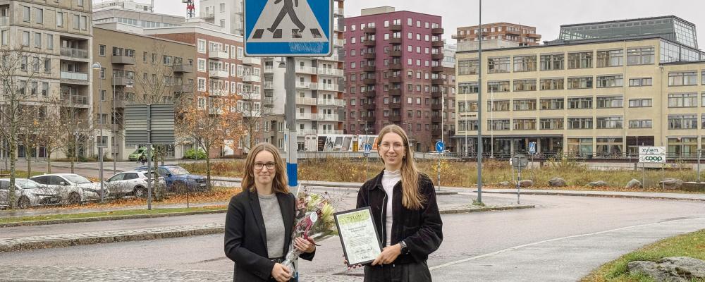 Märta Martin-Granlund (till vänster) överlämnar cykelpriset till Edit Holmqvist, Kommunstyrelsen, Sundbybergs stad. Foto: Centerpartiet