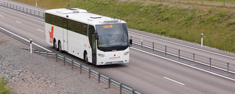 Dalatrafikbuss på landsväg. Pressbild: Dalatrafik