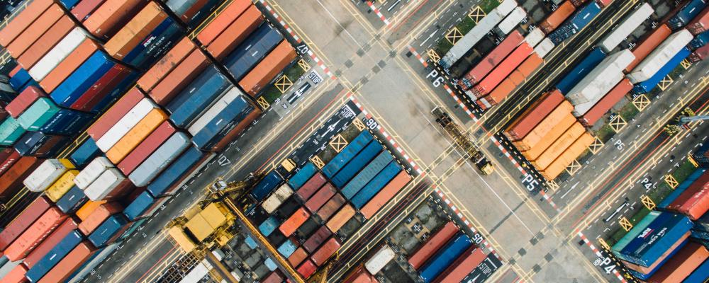 Systemet samlar omfattande sanktions- och bevakningslistor från myndigheter i USA, EU, APAC och EMEA och gör det möjligt för företag att snabbt identifiera handelspartners som omfattas av restriktioner. Foto: chuttersnap /unsplash