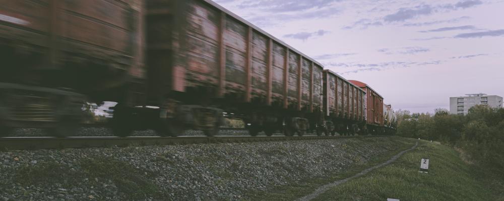 Banavgifterna på järnvägen har ökat kraftigt, med omkring 600 procent på 15 år och ytterligare cirka 40 procent under det senaste året, trots att omfattningen av godstrafiken i stort sett varit oförändrad och därmed inte kan förklara avgiftshöjningarna genom ökat slitage. Foto: alexander fastovets / unsplash