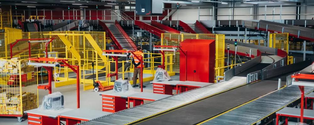 Logistikcentret hanterar internationella, europeiska och inhemska försändelser i en takt på upp till 6 500 per timme. Foto: DHL