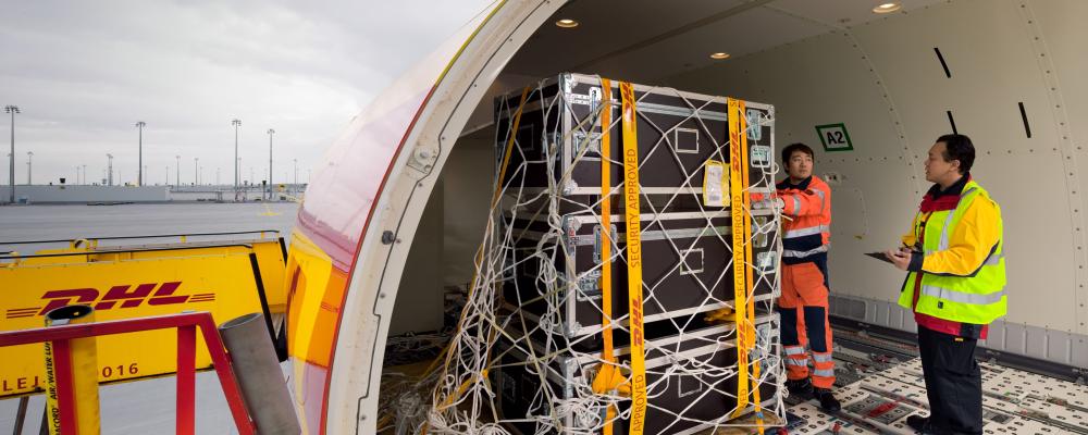Tjänsten stöds av ett flyg- och marknätverk som ska säkerställa kapacitet, förutsägbara ledtider och globalt enhetliga hanteringsstandarder. Foto: DHL