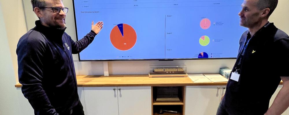 Rickard Stensson, digitaliseringsansvarig demonstrerar hur det nya verktyget kan ge snabbare beslutsunderlag för Fredrik Sandberg, t.f. ekonomichef. Foto: Norrköpings hamn