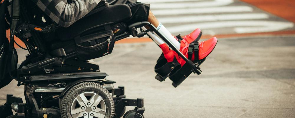 I det ena fallet ifrågasattes personen när chauffören felaktigt påstod att rullstolen var för tung. Foto: Jon Tyson/Unsplash