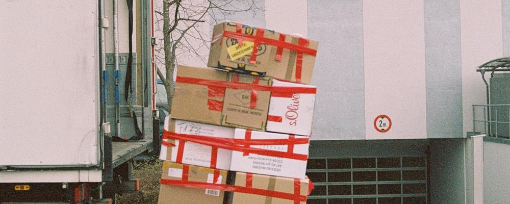 E-handeln driver upp paketvolymerna i Sverige, samtidigt som konkurserna ökar i delar av transportsektorn, särskilt inom post- och kurirverksamhet. Foto: Markus Spiske/Unsplash