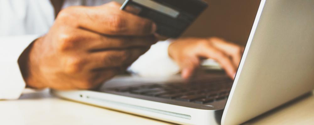 Svensk Handels E-handelsindikator skattar e-handelns omsättning för mars månad till 10,8 miljarder kronor. Foto: rupixen com/Unsplash