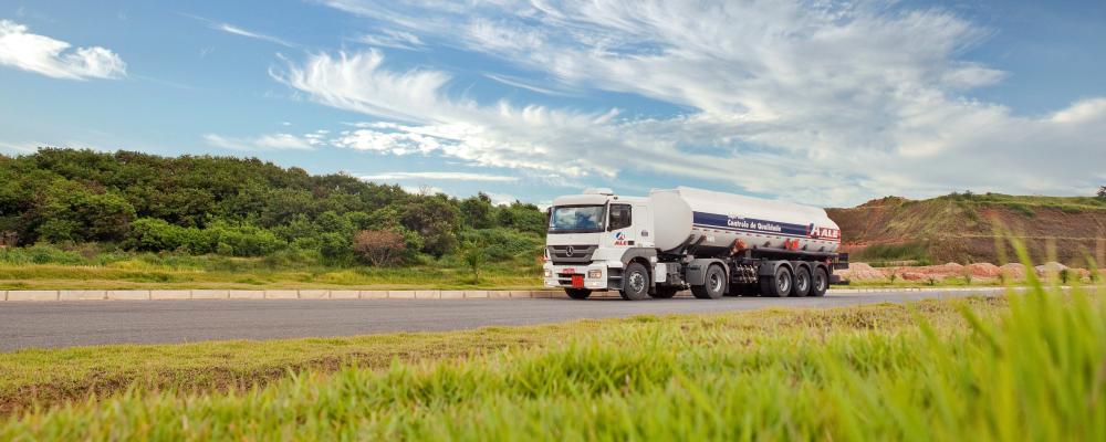 En lastbil ska förses med solpaneler som ska bidra till att täcka delar av fordonets energibehov. Foto: ale sat /Unsplash