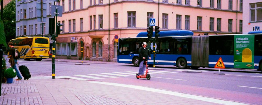 Elsparkcykel i Stockholm. Foto: annie spratt/Unsplash