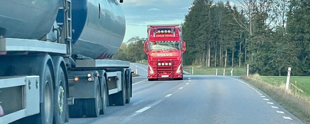 En lastbil ska förses med solpaneler som ska bidra till att täcka delar av fordonets energibehov. Foto: Stina Wickenberg