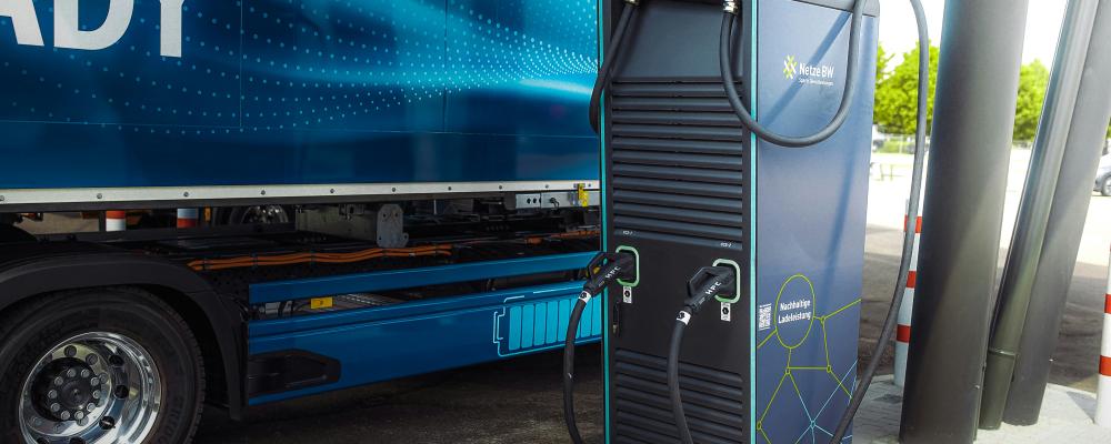Utbyggnaden av laddinfrastruktur för tunga transporter går in i en ny fas. När publik laddning längs större vägar har kommit längre riktas stödet även mot verksamhetsnära laddning, hamnar och fler transporttyper. Foto: Netze BW/Unsplash