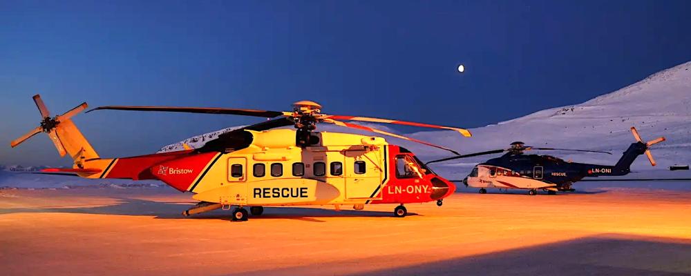 Två parkerade S-92-helikoptrar vid Bristows bas i Hammerfest, där helikoptertrafik och räddningsberedskap ska fortsätta enligt det nya avtalet. Foto: Bristow Norway