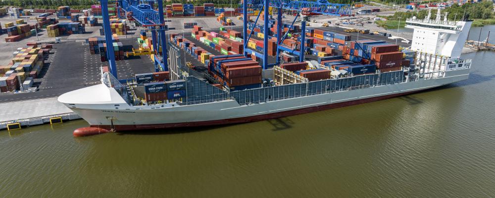 I Norrköpings hamn innebär E-MAR att fem nya landströmsanslutningar installeras. Det skapar möjlighet för fler fartyg att slå av sina dieselmotorer och därmed sänka utsläppen direkt i ett område som ligger nära stadens bebyggelse. Foto: Norrköpings hamn