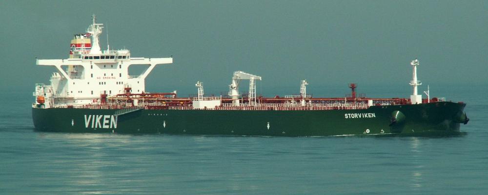 Fartyget Eventin, tidigare Storviken, är en dubbelbottnad tanker som är 274,4 meter lång och 48 meter bred. Bilden visar när fartyget anländer till Rotterdam. Dess transportkapacitet är cirka 175 000 kubikmeter. Fartyget drivs av en sexcylindrig tvåtakts dieselmotor av typen 6S70ME-C från MAN med en effekt på 17 640 kilowatt, som driver en ställbar propeller. Fartygets toppfart är omkring 16 knop. Foto: Wikipedia Common Lic: kredit: AlfvanBeem -