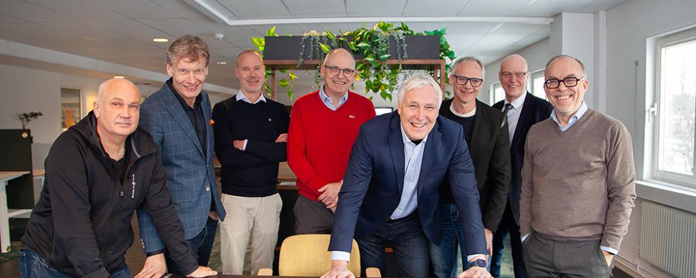 Johan Ragnar på Ragnars i Forserum (längst till vänster) som har deltagit i tidigare projekt. Vid pressträffen hos Ragnars i Forserum deltog även Claes Johansson vd för Nässjö Näringsliv, Peter Wärnbring vd för Ragnars i Forserum, Stefan Brolin, projektledare på Tekniska Högskolan, Jönköping University, Matz Magnusson, Projektledare för Evolve 2.0, Patrik Holst näringslivsutvecklare, Jönköpings kommun, Johan Thorsell näringslivschef, Vaggeryds kommun och Sven Rydell, näringslivschef Jönköpings kommun. Foto: Nässjö Näringsliv