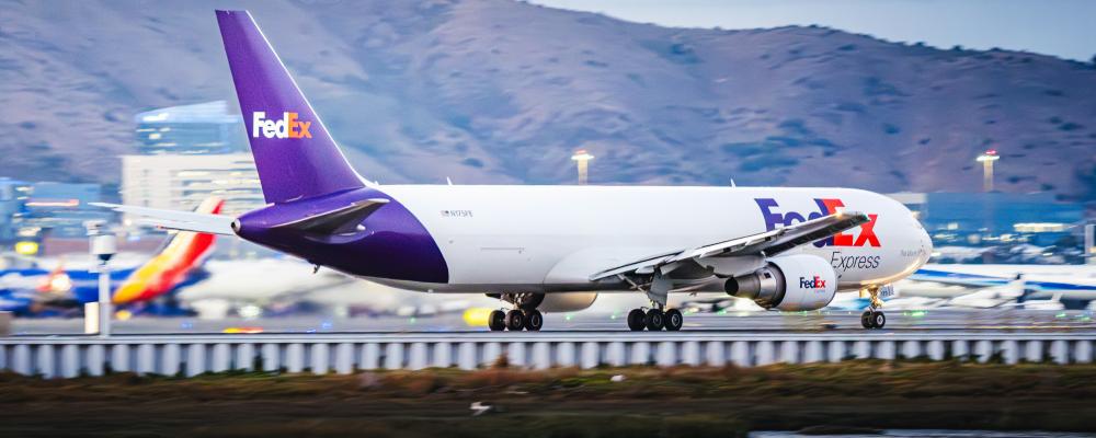 FedEx Boeing 767F lyfter från bana 1R på San Francisco International Airport. Foto: Hieu/Unsplash