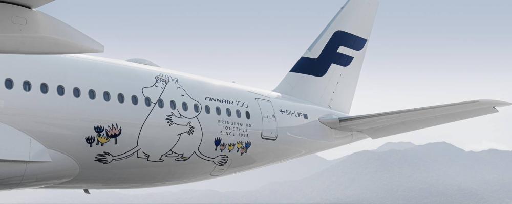 Finnairs parragerarplan på marken med Mumintroll-logo. Foto. Finnair