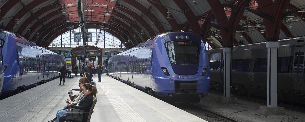 Utredningen föreslår även att systemet för flygpassageraruppgifter breddas till att omfatta resor med färja, tåg och buss till och från Sverige. Foto: Phil Richards/Wikimedia Commons/https://commons.wikimedia.org/wiki/File:09.05.22_Malm%C3%B6_Centralstation_X61_062_(52094468370).jpg