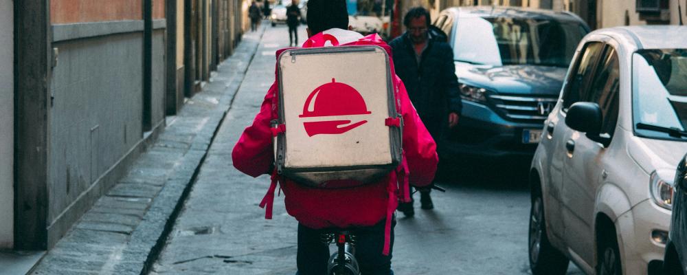 Foodora etablerades i Finland 2015 men efter avslutade omställningsförhandlingar står det nu klart att bolaget avvecklar verksamheten. Foto: Kai Pilger/Unsplash