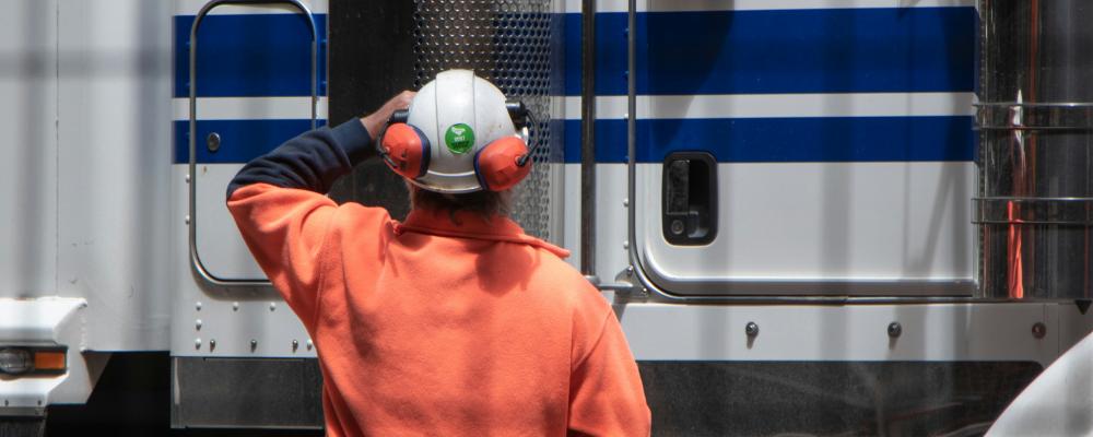 IMY slår fast att Securitas saknade rättslig grund för kamerabevakning av anställda förare i arbetsfordon. Bilden är en genrebild. Foto: Mitchell Luo/Unsplash