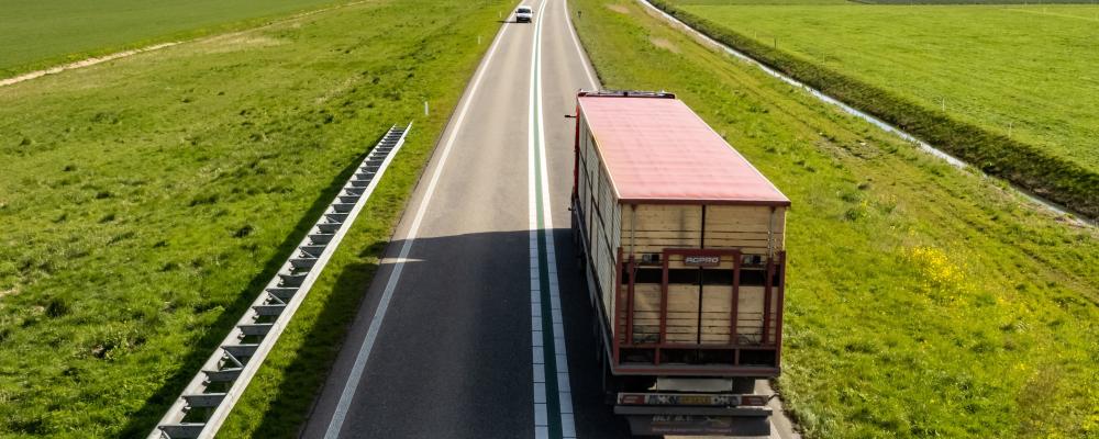 Avtalet ska bidra till en mer robust logistikkedja där civila transportföretag kan stödja militära transporter av personal och materiel. Foto: sven brandsma / unsplash